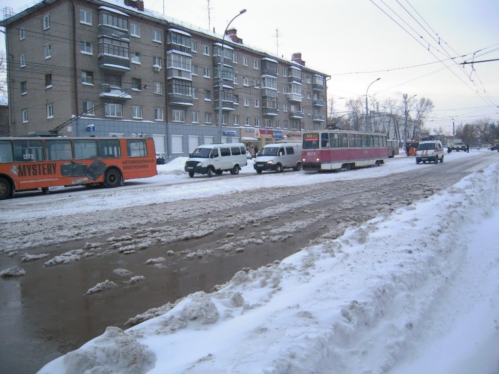 В Новосибирске прорвало трубу с холодной водой.jpg